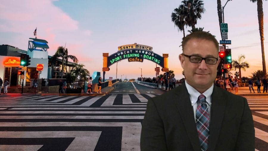 Mob Blocks Street in Los Angeles: Looters Engage in Street Takeover